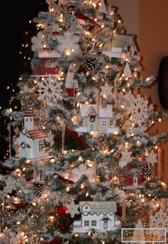 Božićno drvce s igračkama