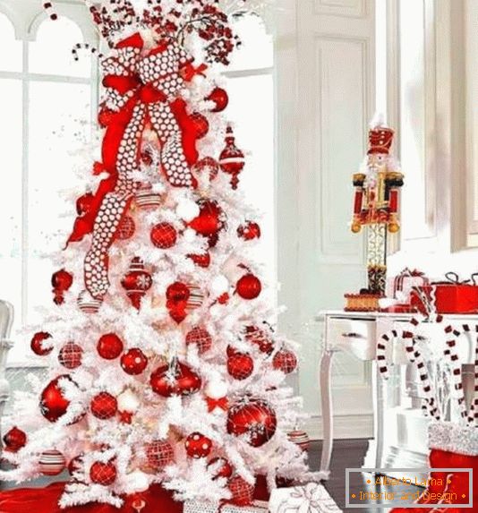 bijelo-crvenu-božić-dekor