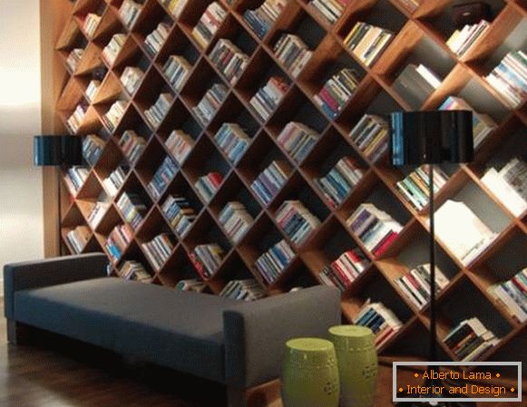 Neobična police za knjige u unutrašnjosti
