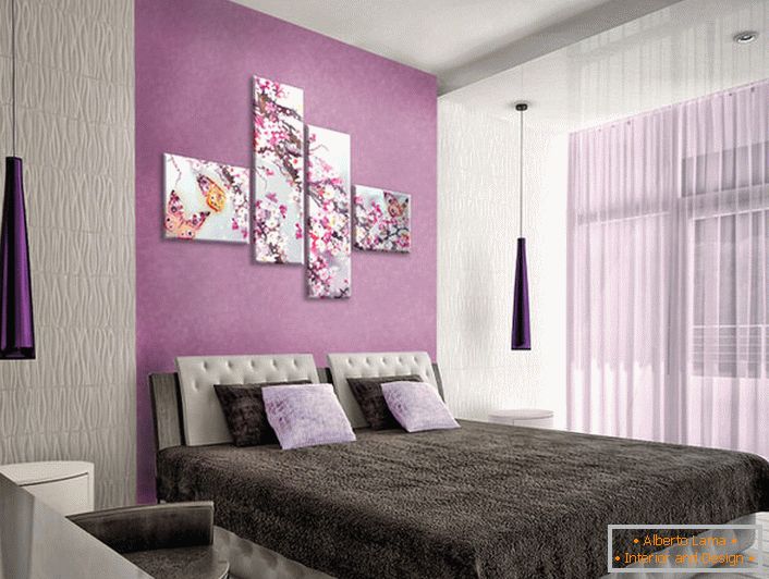 Ispravno odabrana modularna slika ne preopterećuje dizajn spavaće sobe. Diskretne, elegantne cvjetnice, prikazane na slici, razrjeđuju strog i koncizan stil uređenja spavaće sobe.