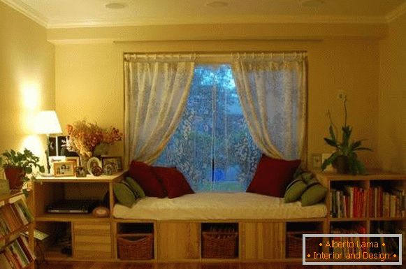 Kauč ​​s policama uz prozor