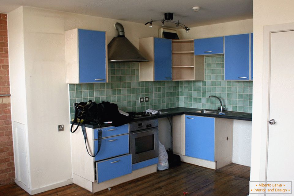 Kuhinja malog stana prije obnove