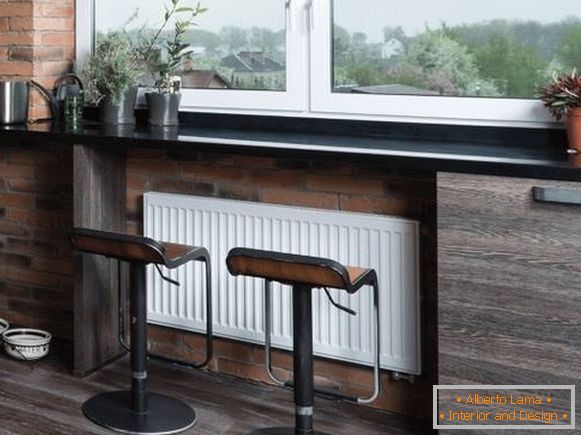 Bar counter i stol za blagovanje umjesto prozorskog pragova