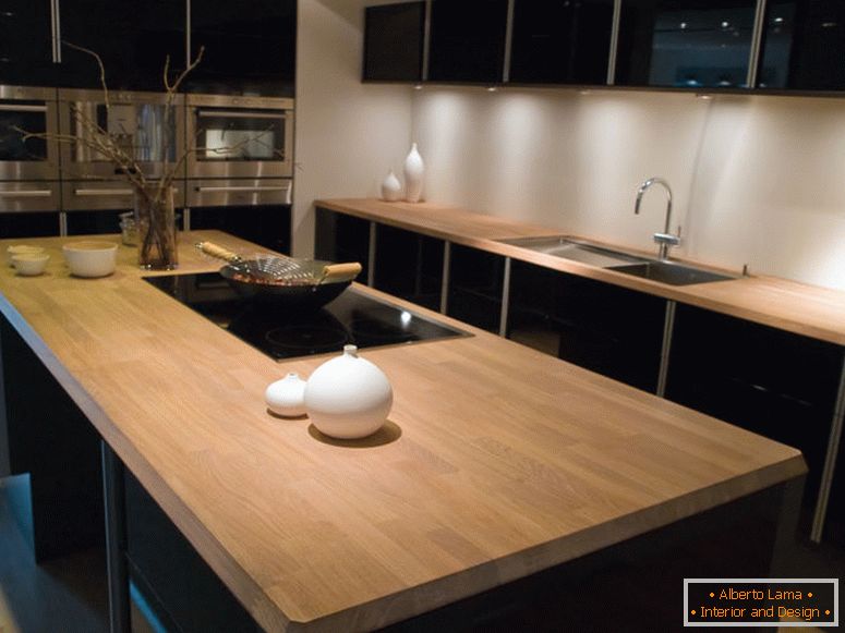 Moderna čista dizajna moderna kuhinja s crnim drvenim elementima