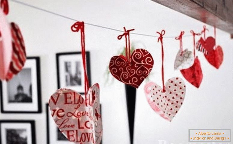 Valentinovo na pozadini slika na zidu