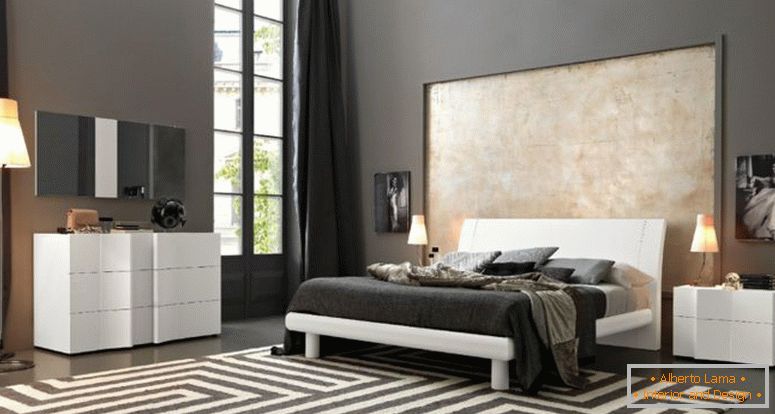 plavo-tepih-on-the-drvene-floor_grey kraju-of-bed_floral-crno-blanket_dark-sivo-majstor-bedroom_wooden-platforma krevet