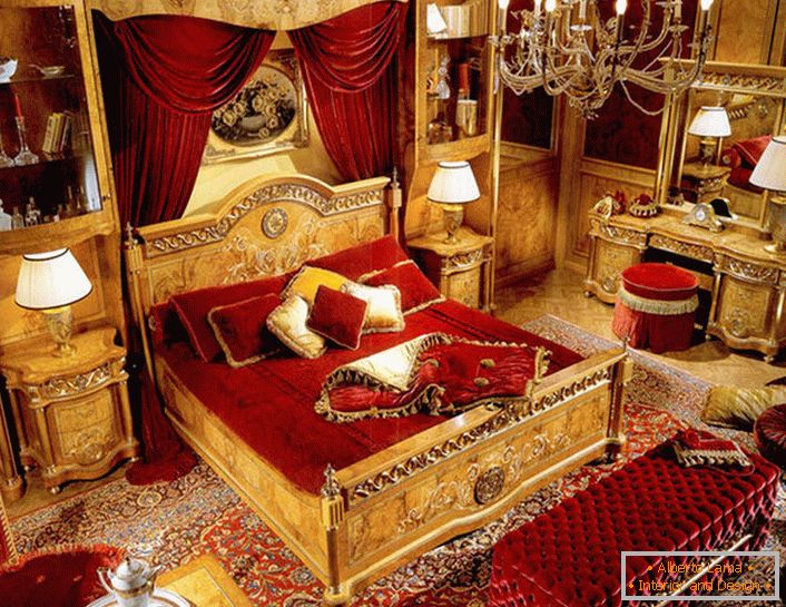 Luksuzna spavaća soba u baroknom stilu u gradskom apartmanu na zapadu Italije.