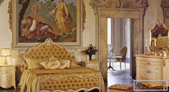 Spavaća soba u baroknom stilu u zlatnim bojama. Zid na vrhu kreveta ukrašen je velikom antičkom slikom.