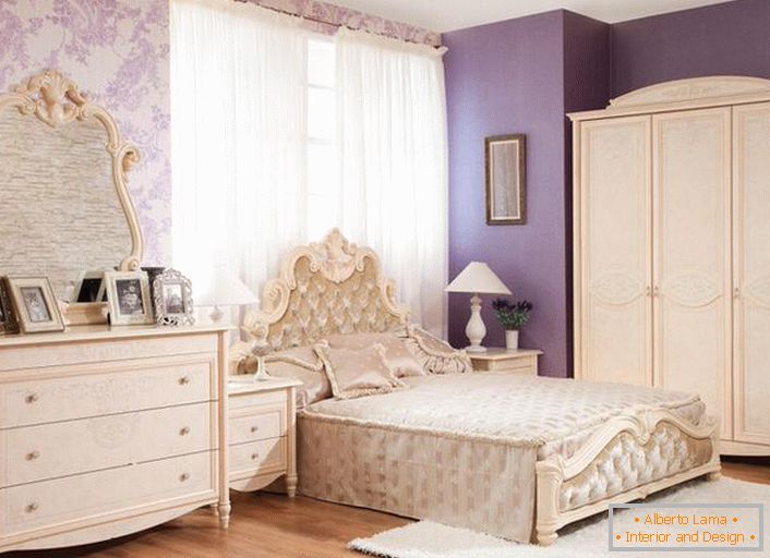Namještaj od drva za modernu spavaću sobu u baroknom stilu. Manje opsega i patosa, ali još uvijek je barok.
