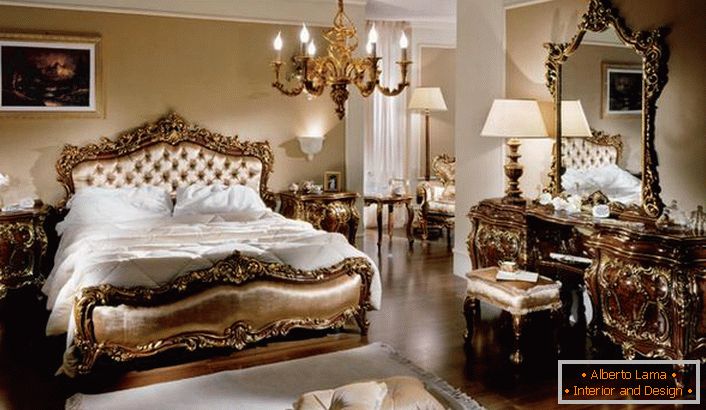 Luksuzna obiteljska spavaća soba u baroknom stilu u ladanjskoj kući. Jasna značajka karakteristična za svaki komad namještaja u sobi je njegova lakoća i svečanost.