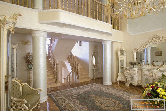 Gost soba u baroknom stilu. Interijer je zanimljiv sa stupovima i balkonom na drugom katu.