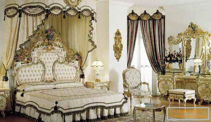 U sredini sastava nalazi se krevet s baldahinom. U skladu s stilom baroka u sobi je masivan stol za presvlačenje sa zlatnim završetkom.