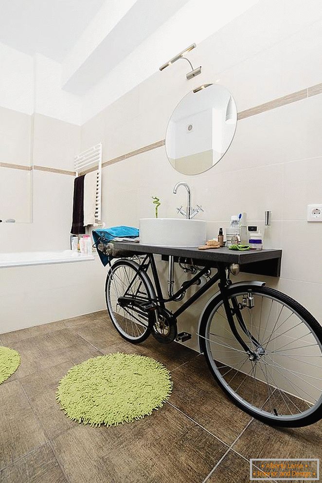 Neobičan umivaonik na biciklu u kupaonici