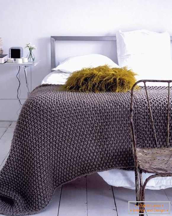 Pleteni platid na krevetu s vlastitim rukama u moderanoj boji