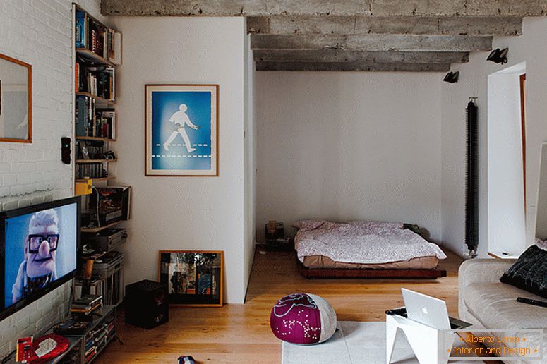 Interijer spavaće sobe malog stana u Slovačkoj