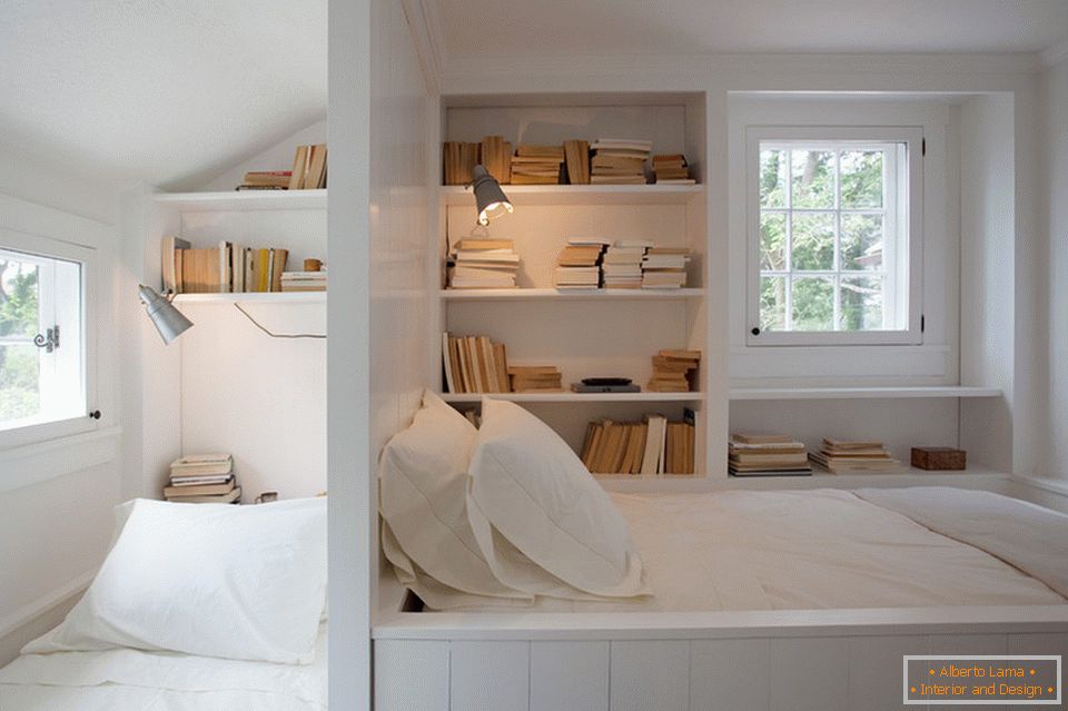 Otvorite police za knjige na krevetu