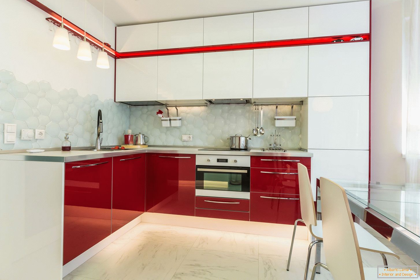Slikana kuhinja interijera u bijeloj i crvenoj boji