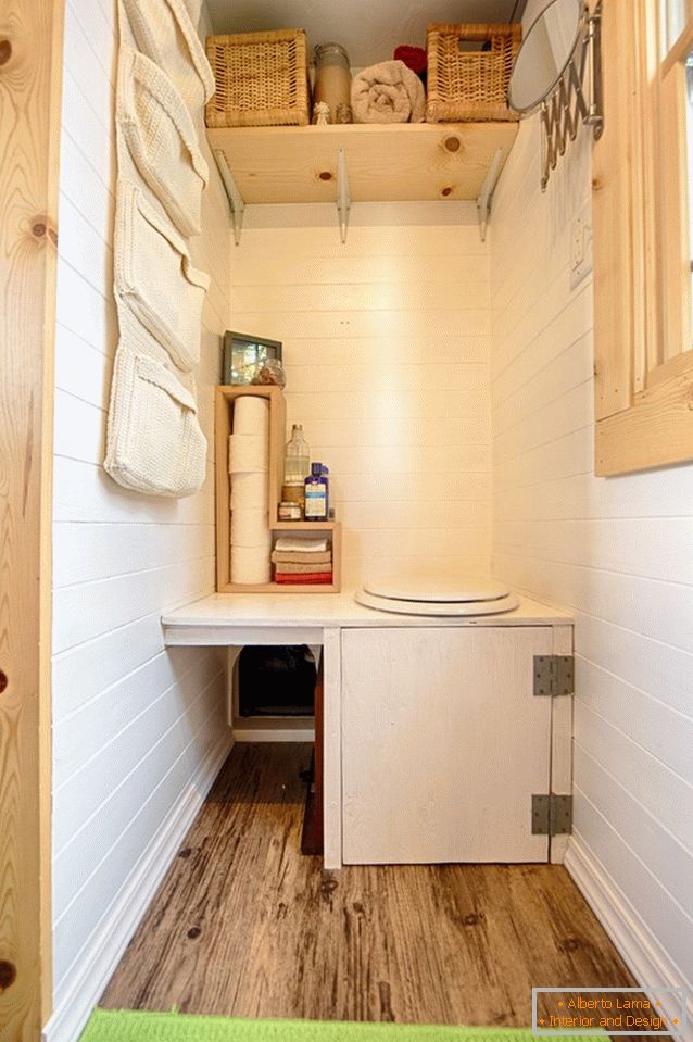 Kupaonica male drvene kućice