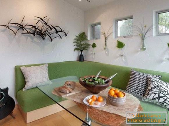 udoban zeleni kutni kauč u kuhinji