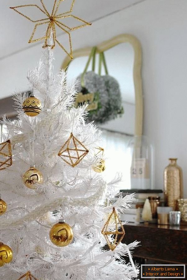 Božićno drvce zlatnim igračkama