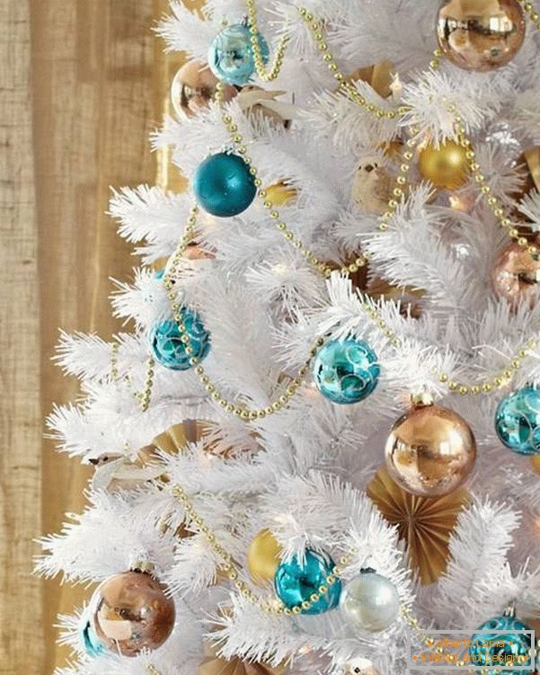 Božićno drvce sa zlatnim i plavim igračkama