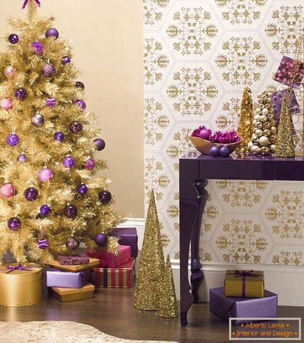 Božićne ukrase u zlatnim i ljubičastim bojama
