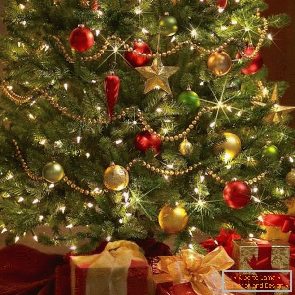 Crvene i zlatne kugle na zelenom božićnom drvetu
