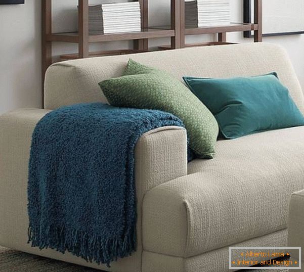 Dekoracija sofe s jarkim jastucima