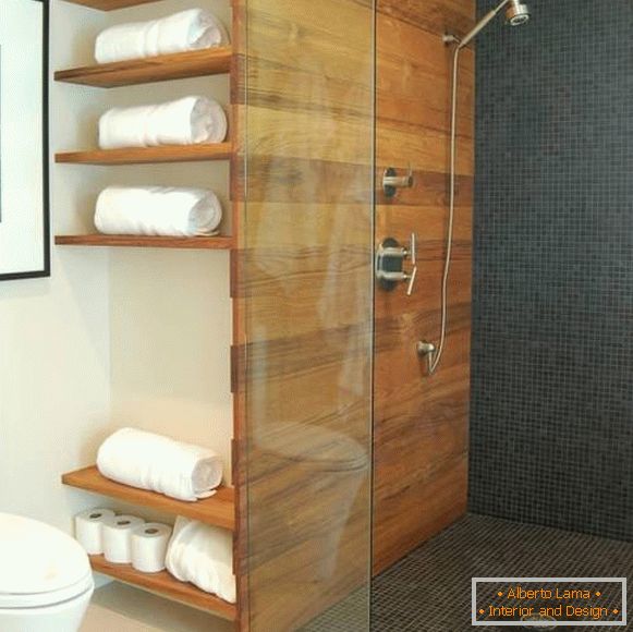 Kupaonica s drvenim policama