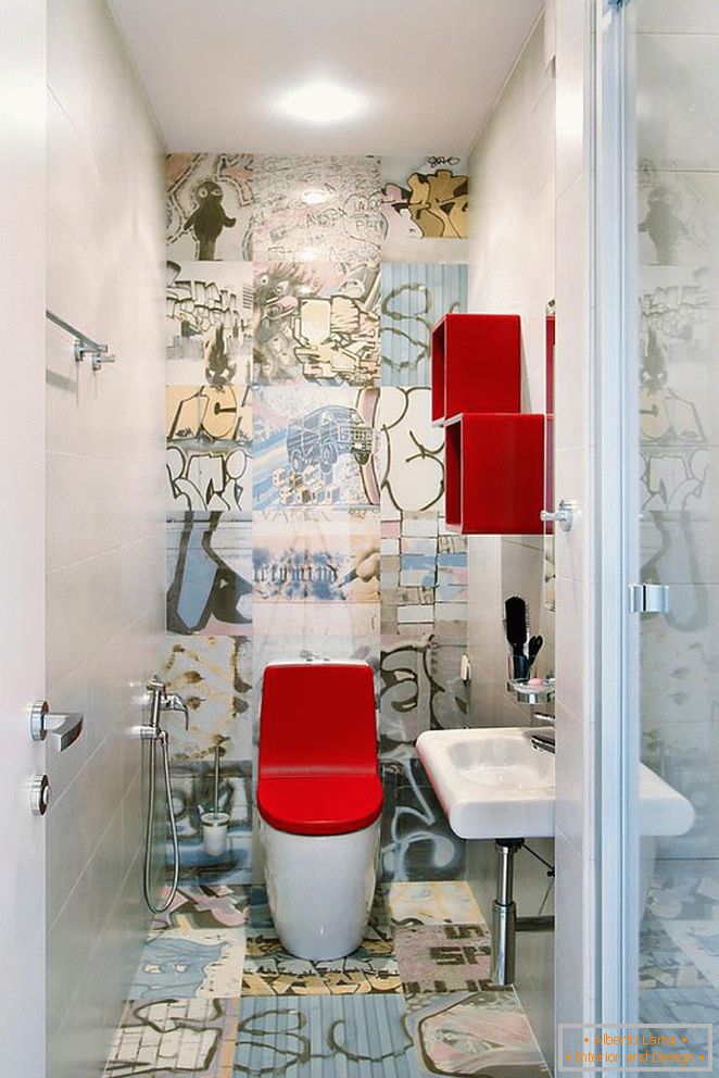 WC s jarko crvenim poklopcem u ekstravagantno uređenom WC-u