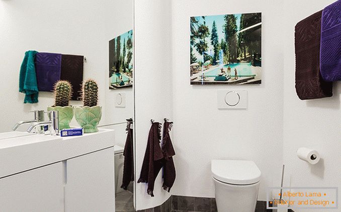Kupaonica u bijeloj boji malog studio apartmana u Švedskoj