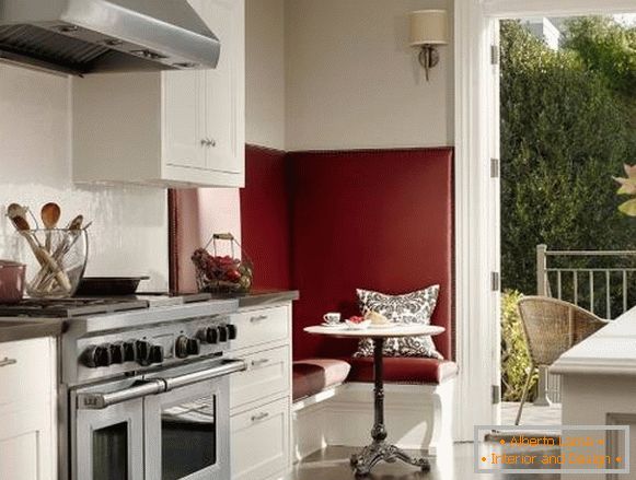 Blagovaonica u kuhinji - dizajn u crvenim i bijelim tonovima
