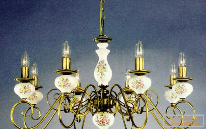 Svjetiljka s imitacijom svijeća ukrašena je cvjetnim uzorcima u skladu sa zahtjevima stila zemlje.
