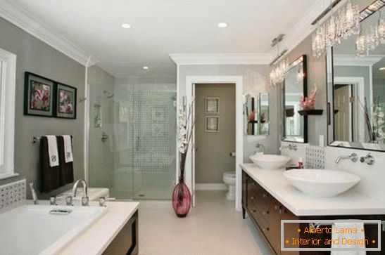 Elegantna kupaonica u privatnoj kući, fotografija