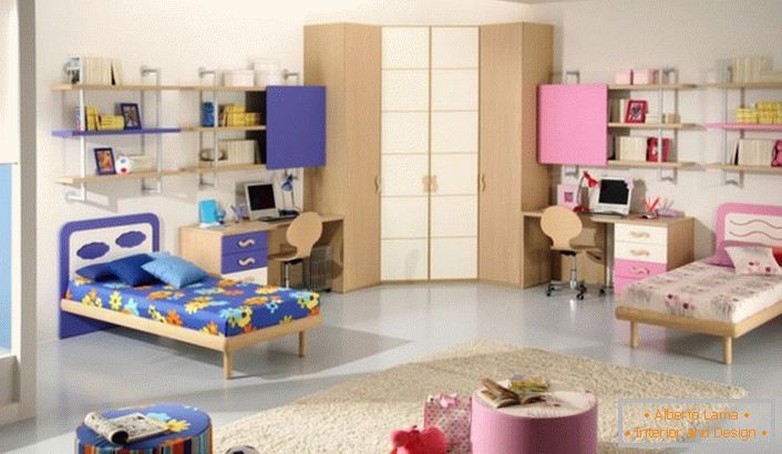 Dječja soba uređena je plavim i ružičastim bojama. Idealan dizajn soba za djevojku i dječaka.