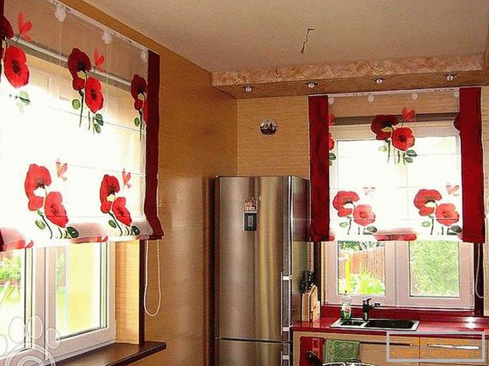 Vesela kuhinja s prozirnim zavjesama s jakim crvenim cvjetovima.