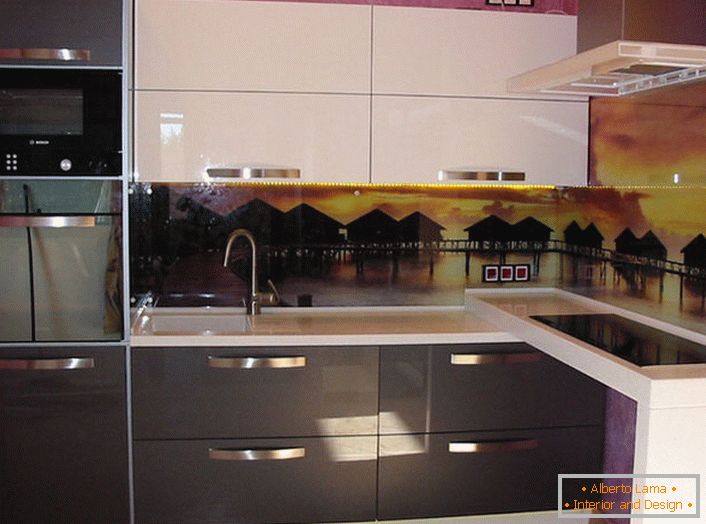 Kuhinja u visokotehnološkom stilu. Na slici s desne strane indukcijska ploča je sigurna, ekonomična.