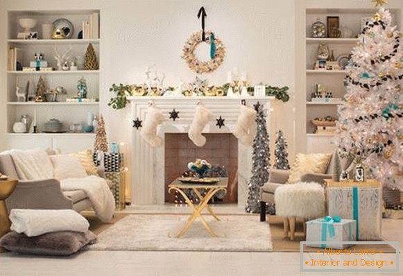 Bijelo božićno drvce i prekrasan dekor