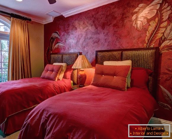 Crvena venecijanska štukatura fotografija u unutrašnjosti spavaće sobe