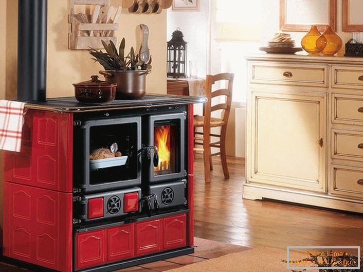 Kamena crvene i crne boje ukras je kuhinje u stilu Provence.