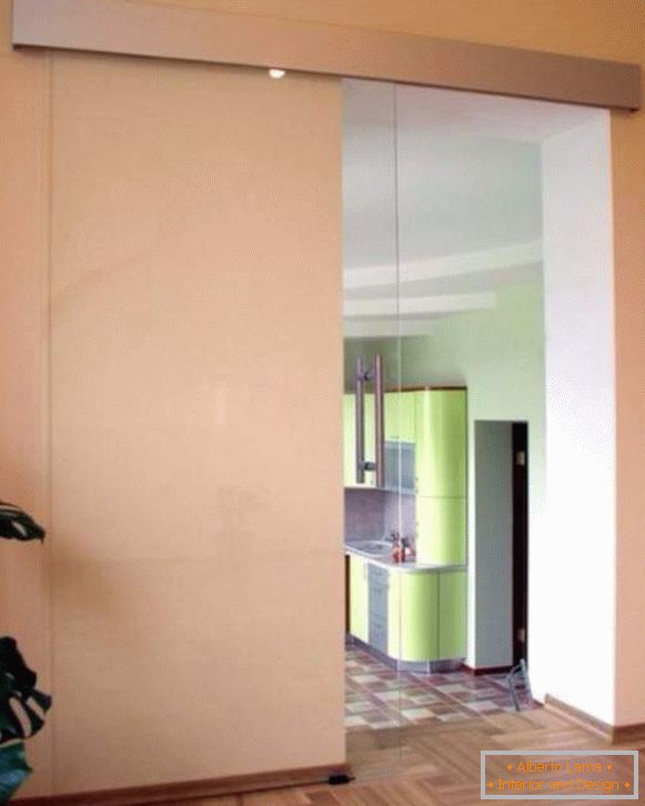 Prozirna staklena vrata u kuhinju - klizna opcija