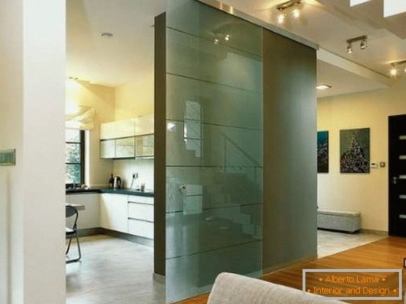 Staklena vrata u kuhinju u modernom interijeru