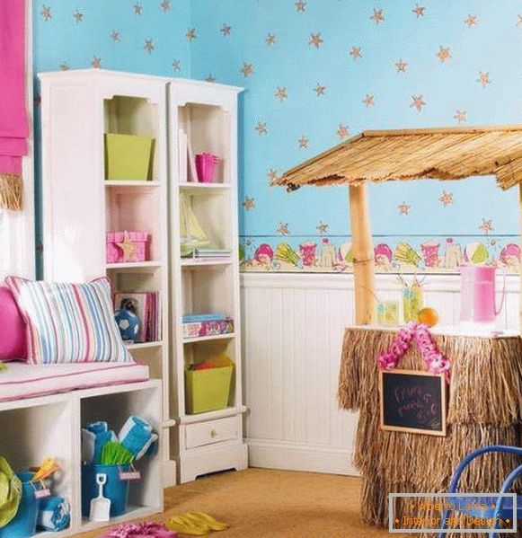 Ružičaste i plave tapete i ploče na zidovima u dječjoj sobi