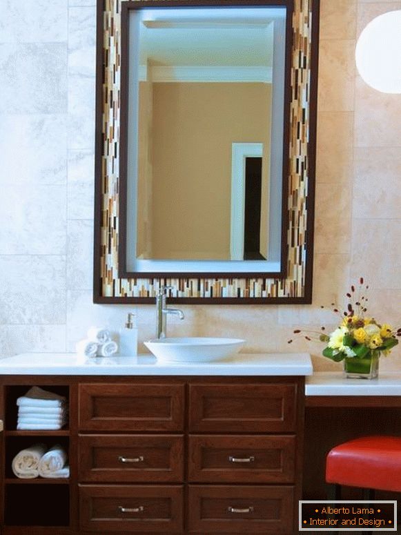 Moderno ogledalo u okviru kupaonice