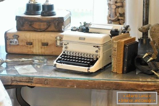 Ukras u stilu vintage: kovčezi, knjige, pisaći stroj