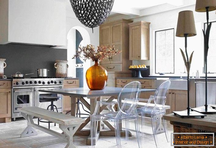Kuhinja u eklektičnom stilu zanimljiva je kombinacija kompozicija boja. Blijedo sivo i svijetlo bež dobro se kombiniraju u cjelokupnom konceptu stila.