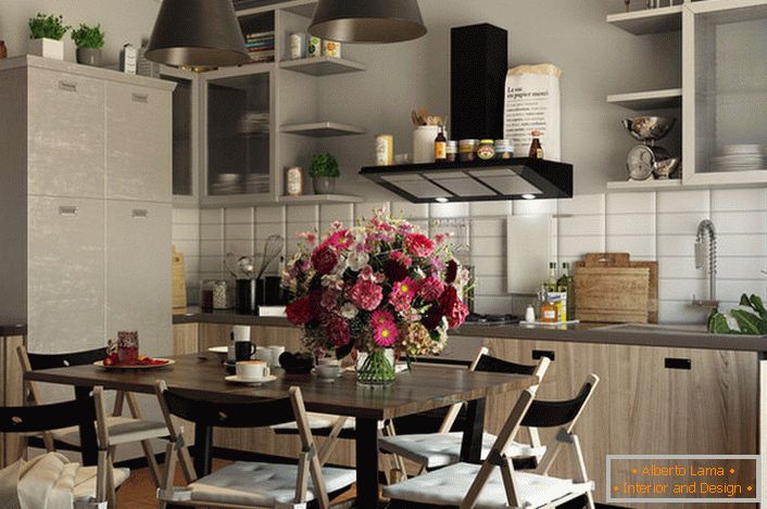 Prostor kuhinje uređen je eklektičkim stilom. Jednostavnost i skromnost seta namještaja nadopunjuju se sastavi od cvijeća.