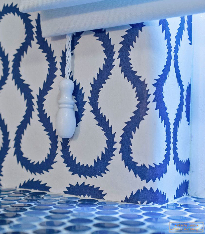 Plava i bijela ukrašavanja male kupaonice