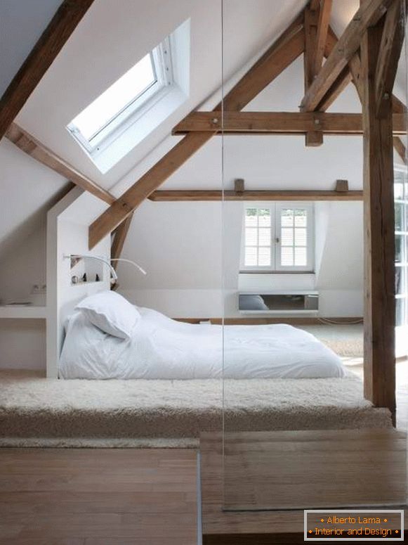 Dizajn potkrovlja - slika spavaće sobe s verandom