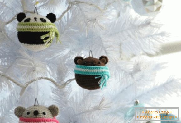 Pleteni medvjedi za ukrašavanje božićnih drva
